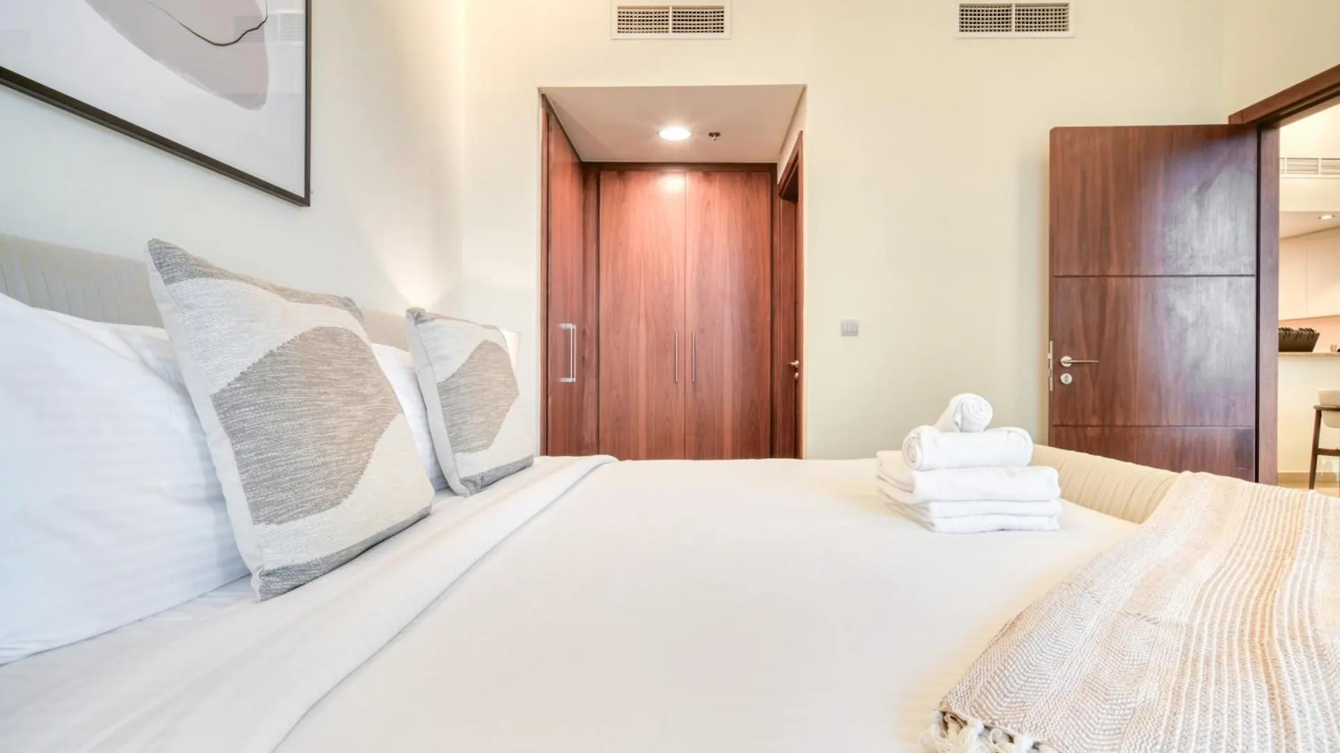 Burj Vista, Downtown Dubai - Burj Khalifa View - Mint Stay United Arab Emirates